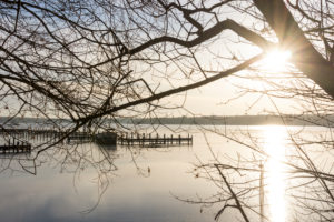 Berlin, Wannsee, winterlicher Fernblick, leere Bootsstege, Sonnenstrahlen Berlin, Wannsee, winterlicher Fernblick, leere Bootsstege, Sonnenstrahlen